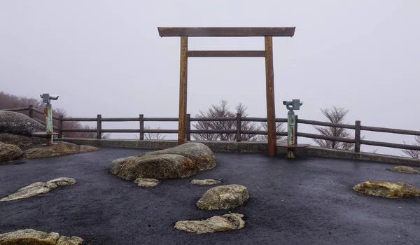 Dřevěné torii na vrcholu hory — Stock fotografie