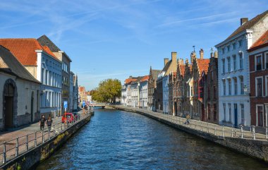Güneşli bir günde Bruges tarihi merkezi