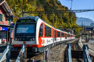 Brienz, İsviçre - 21 Ekim 2018. İsviçre Tren İstasyonu Brienz, İsviçre durdurma. 1847 yılında Baden için Zürih'ten ilk İsviçre demiryolu hattı açıldı.