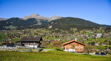 Grindelwald, İsviçre - 20 Ekim 2018. Grindelwald, İsviçre'de dağ kasabası. Grindelwald Avrupa'nın ilk turistik tatil beldelerinden biriydi..
