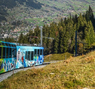 Jungfrau, İsviçre - 20 Ekim 2018. Grindelwald ve Jungfrau'nun Alp tepelerinde manzaralı tren (İsviçre).