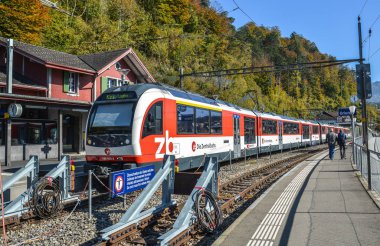 Brienz, İsviçre - 21 Ekim 2018. İsviçre Tren İstasyonu Brienz, İsviçre durdurma. 1847 yılında Baden için Zürih'ten ilk İsviçre demiryolu hattı açıldı.