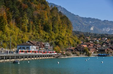Brienz, İsviçre - 21 Ekim 2018. Brienz Gölü kasabası, İsviçre. Brienz göl kenarında güzel bir kasaba, birçok turist çeken.