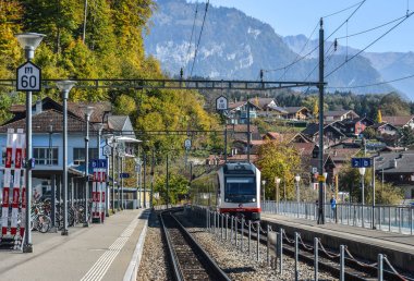 Brienz, İsviçre - 21 Ekim 2018. İsviçre Tren İstasyonu Brienz, İsviçre durdurma. 1847 yılında Baden için Zürih'ten ilk İsviçre demiryolu hattı açıldı.