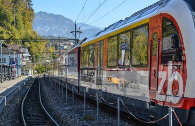 Brienz, İsviçre - 21 Ekim 2018. İsviçre Tren İstasyonu Brienz, İsviçre durdurma. 1847 yılında Baden için Zürih'ten ilk İsviçre demiryolu hattı açıldı.
