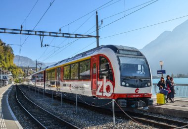 Brienz, İsviçre - 21 Ekim 2018. İsviçre Tren İstasyonu Brienz, İsviçre durdurma. 1847 yılında Baden için Zürih'ten ilk İsviçre demiryolu hattı açıldı.