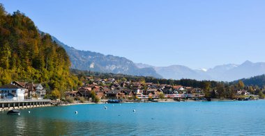 Brienz, İsviçre - 21 Ekim 2018. Brienz Gölü kasabası, İsviçre. Brienz göl kenarında güzel bir kasaba, birçok turist çeken.