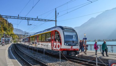 Brienz, İsviçre - 21 Ekim 2018. İsviçre Tren İstasyonu Brienz, İsviçre durdurma. 1847 yılında Baden için Zürih'ten ilk İsviçre demiryolu hattı açıldı.