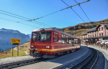 Jungfrau, İsviçre - 20 Ekim 2018. Grindelwald ve Jungfrau'nun Alp tepelerinde manzaralı tren (İsviçre).