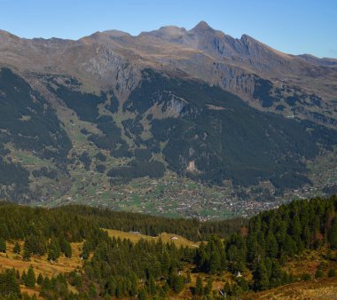 Grindelwald Dağları Manzarası, İsviçre. Pretty Swiss Grindelwald kasaba çarpıcı çevresi ile kutsanmış.