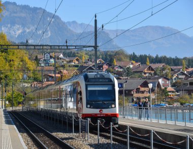 Brienz, İsviçre - 21 Ekim 2018. İsviçre Tren İstasyonu Brienz, İsviçre durdurma. 1847 yılında Baden için Zürih'ten ilk İsviçre demiryolu hattı açıldı.