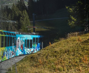 Jungfrau, İsviçre - 20 Ekim 2018. Grindelwald ve Jungfrau'nun Alp tepelerinde manzaralı tren (İsviçre).