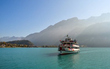 Brienz, İsviçre - 21 Ekim 2018. Turist Feribot Brienz, İsviçre göl kenarında. Turkuaz Gölü Brienz muhteşem dağ manzarası arasında ayarlanır.