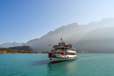 Brienz, İsviçre - 21 Ekim 2018. Turist Feribot Brienz, İsviçre göl kenarında. Turkuaz Gölü Brienz muhteşem dağ manzarası arasında ayarlanır.