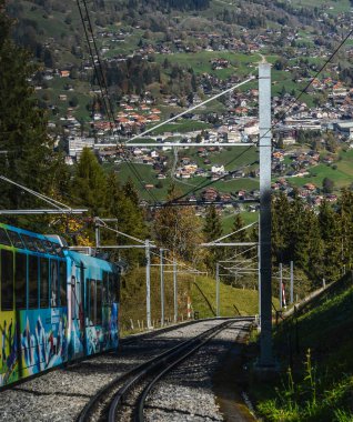 Jungfrau, İsviçre - 20 Ekim 2018. Grindelwald ve Jungfrau'nun Alp tepelerinde manzaralı tren (İsviçre).