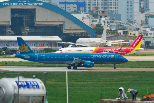 Saigon Vietnam Maggio 2019 Aeromobili Passeggeri Taxi Sulla Pista Dell — Foto Stock