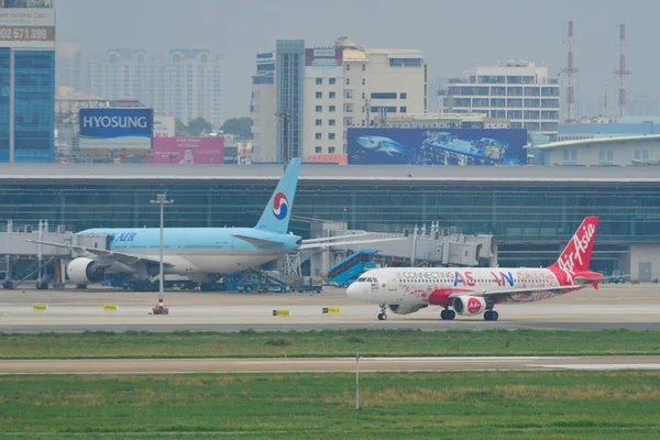 Saigon Vietnam Mai 2019 Avions Passagers Circulant Sur Piste Aéroport — Photo