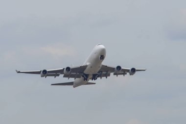 Tokyo, Japonya - 17 Nisan 2019. N405kz Atlas Air Boeing 747-400f Kalkış Narita Havaalanı (Nrt). Narita Japonya'nın ana uluslararası merkezlerinden biridir.