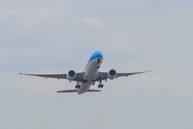 Tokyo, Japonya - 17 Nisan 2019. Ph-Bvu Klm Royal Dutch Airlines Boeing 777-300er Kalkış Narita Havaalanı (Nrt).