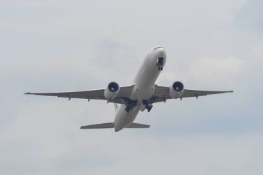 Tokyo, Japonya - 17 Nisan 2019. F-Gzni Air France Boeing 777-300er Kalkış Narita Havaalanı (Nrt). Narita Japonya'nın ana uluslararası merkezlerinden biridir.