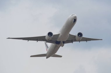 Tokyo, Japonya - 17 Nisan 2019. F-Gzni Air France Boeing 777-300er Kalkış Narita Havaalanı (Nrt). Narita Japonya'nın ana uluslararası merkezlerinden biridir.