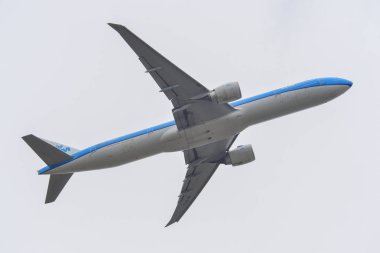 Tokyo, Japonya - 17 Nisan 2019. Ph-Bvu Klm Royal Dutch Airlines Boeing 777-300er Kalkış Narita Havaalanı (Nrt).