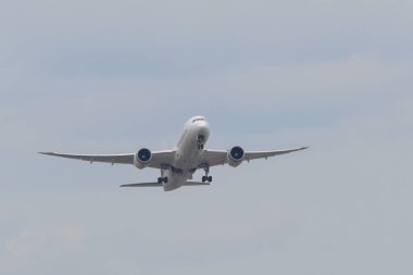 Tokyo, Japonya - 17 Nisan 2019. Ja845j Japan Airlines Boeing 787-8 Dreamliner Kalkış Narita Havaalanı (Nrt). Narita Japonya'nın ana havaalanlarından biridir.