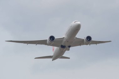 Tokyo, Japonya - 17 Nisan 2019. Ja845j Japan Airlines Boeing 787-8 Dreamliner Kalkış Narita Havaalanı (Nrt). Narita Japonya'nın ana havaalanlarından biridir.