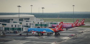 Kuala Lumpur, Malezya - 17 Ocak 2017. Malezya'daki Kuala Lumpur Uluslararası Havaalanı'na (Kul-Klia) yanaşma yayan Airasia uçakları.