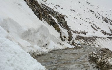 Ladakh, Hindistan - 18 Temmuz 2015. Hindistan'ın Ladakh kentinde tehlikeli yolda arabalar var. Ladakh, Jammu & Keşmir eyaletinin en yüksek platosudur ve büyük bir kısmı 3000 metrenin üzerindedir..