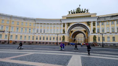 St. Petersburg, Rusya - 13 Ekim 2016. St. Petersburg, Rusya'daki Saray Meydanı'nın görünümü. Saint Petersburg, Rusya İmparatorluğu'nun başkentiydi..