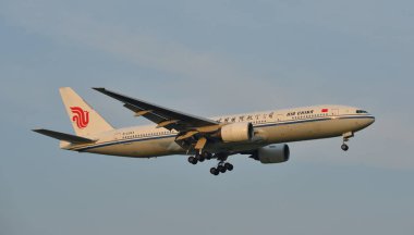 Bangkok, Tayland - 23 Nisan 2018. Bangkok Suvarnabhumi Uluslararası Havaalanı'na iniş Air China bir Boeing 777 uçak (Bkk).