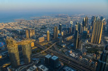 Dubai, Bae - 7 Aralık 2018. Gün doğumunda Dubai Şehrinin havadan görünümü. Burç Halife Binası'nın çatısında manzara.