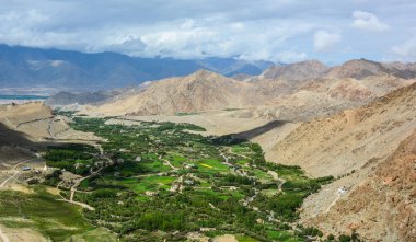 Ladakh, Hindistan yeşil vadi ile Dağ manzarası. Ladakh, Jammu & Keşmir eyaletinin en yüksek platosudur ve büyük bir kısmı 3000 metrenin üzerindedir..