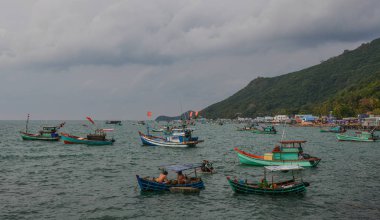 Kien Giang, Vietnam - 6 Nisan 2018. Kien Giang, Vietnam güneşli bir günde Nam Du Adası'nda yanaşan ahşap tekneler.