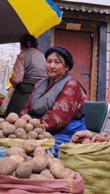 Tibet, Çin - 30 Ağustos 2012. Tibet, Çin'de kırsal pazarda Satıcılar. Tibet, Orta Asya'daki Tibet Platosu'nun büyük bir kısmını kapsayan tarihi bir bölgedir..