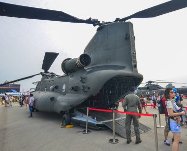 Singapur - 11 Şubat 2018. Ziyaretçiler Changi, Singapur ekranda bir askeri helikopter izlemek.