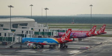 Kuala Lumpur, Malezya - 17 Ocak 2017. Malezya'daki Kuala Lumpur Uluslararası Havaalanı'na (Kul-Klia) yanaşma yayan Airasia uçakları.