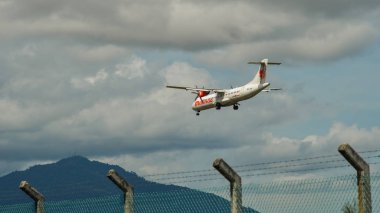 Langkawi, Malezya - 1 Mayıs 2018. Langkawi Uluslararası Havaalanı'na Malindo Air iniş bir Atr 72 uçak.