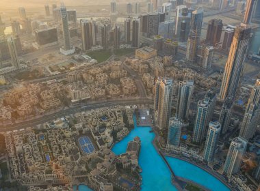 Dubai, Bae - 7 Aralık 2018. Gün doğumunda Dubai Şehrinin havadan görünümü. Burç Halife Binası'nın çatısında manzara.
