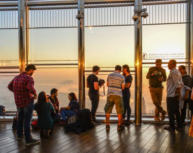 Dubai, Bae - 7 Aralık 2018. Dünyanın en yüksek binasının gözlem güvertesinde eğlenen insanlar, Burj al Khalifa.