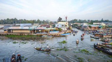 Can Tho, Vietnam - 2 Şubat 2016. Can Tho, Vietnam güneşli bir günde yüzen pazar. Bugün faaliyet gösteren çoğu yüzen pazarlar ağırlıklı olarak turistik olarak hizmet.