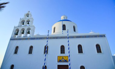 Santorini, Yunanistan - 4 Ekim 2018. Santorini Adası'ndaki Rum Ortodoks kilisesi. Santorini dünyanın en popüler adalarından biridir.