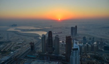 Dubai, Bae - 7 Aralık 2018. Gün doğumunda Dubai Şehrinin havadan görünümü. Burç Halife Binası'nın çatısında manzara.