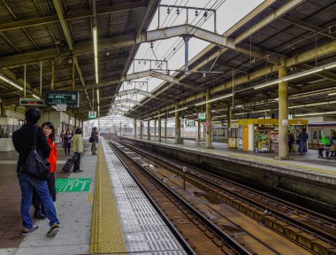 Osaka, Japonya - 24 Kasım 2016. Jr Tren İstasyonu'nda bekleyen yolcular. Japonya'da demiryolu sistemi dakiklik ve güvenlik için yüksek bir üne sahiptir.