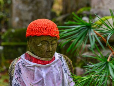 Wakayama, Japonya - 24 Kasım 2016. Wakayama, Japonya'daki Koya (Koyasan) Mt. Koya'daki Okunoin Mezarlığı'nda bir Buda heykeli.