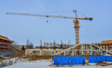 Harbin, Çin - 25 Şubat 2018. Harbin, Çin'de kışın bir şantiye. Harbin, Çin'in kuzeydoğusundaki Heilongjiang eyaletinin başkentidir..