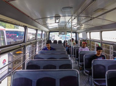 Port Louis, Mauritius - 13 Ocak 2017. Port Louis, Mauritius'ta yerel otobüste oturan lar. Port Louis ülke ekonomik, kültürel ve siyasi merkezidir.