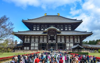 Nara, Japonya - Nis 10, 2019. İnsanlar Nara, Japonya'daki Todaiji Tapınağı'nı ziyaret ediyor. Todai-ji Nara en popüler turistik ve Unesco Miras Sitesi.