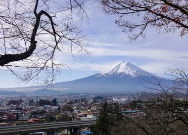 Sonbaharda güneşli bir günde bir ilçe ile Mount Fuji.